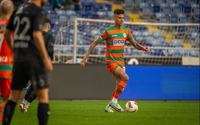 Richard, novo volante do Internacional, na época em que jogava no Alanyaspor, da Turquia (Foto: Divulgação/Alanyaspor)