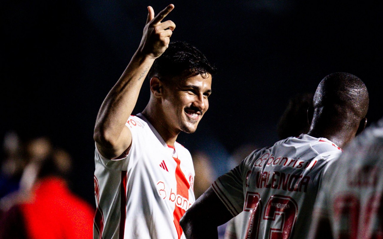 Rômulo é destaque no meio campo do Internacional (Foto: Lucas Almeida/L17)