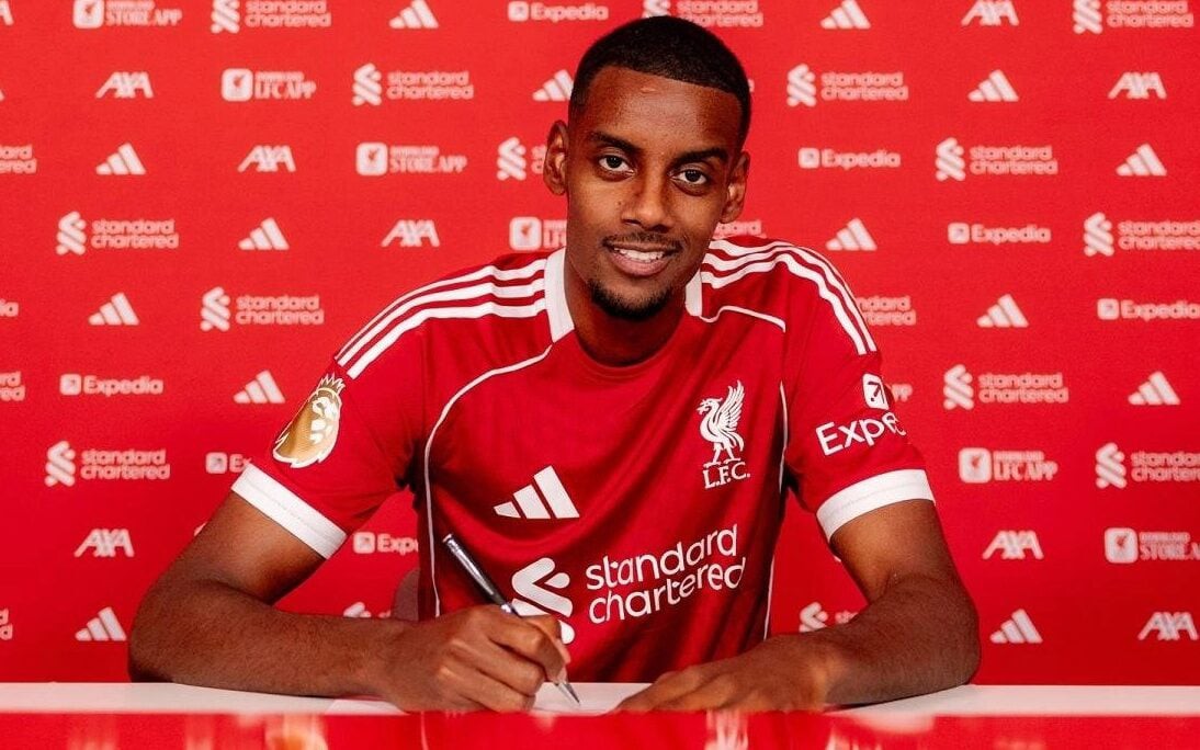 Isak se tornou a contratação mais cara da Premier League (Foto: Reprodução/Liverpool)