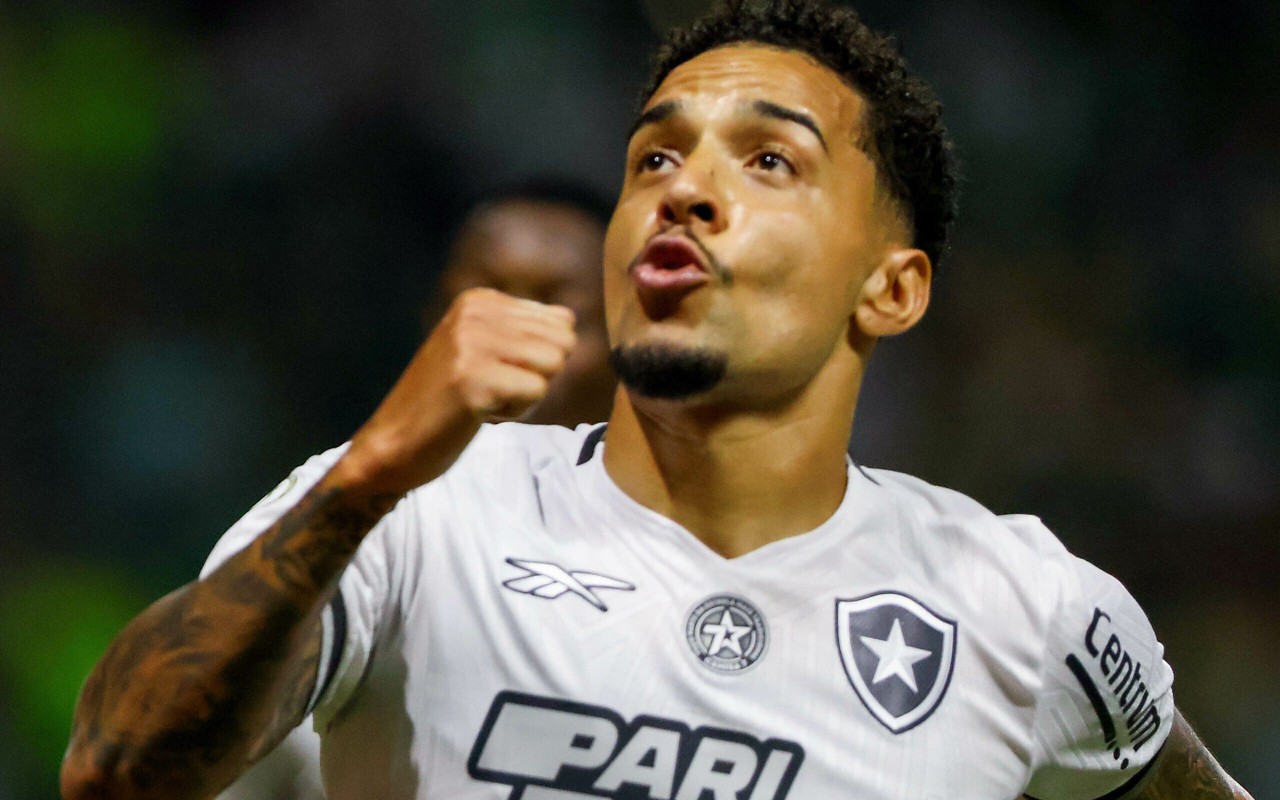 Gregore, jogador do Botafogo, comemora seu gol durante partida contra o Palmeiras, no Allianz Parque, pelo Campeonato Brasileiro A 2024 (Foto: Joisel Amaral/AGIF)