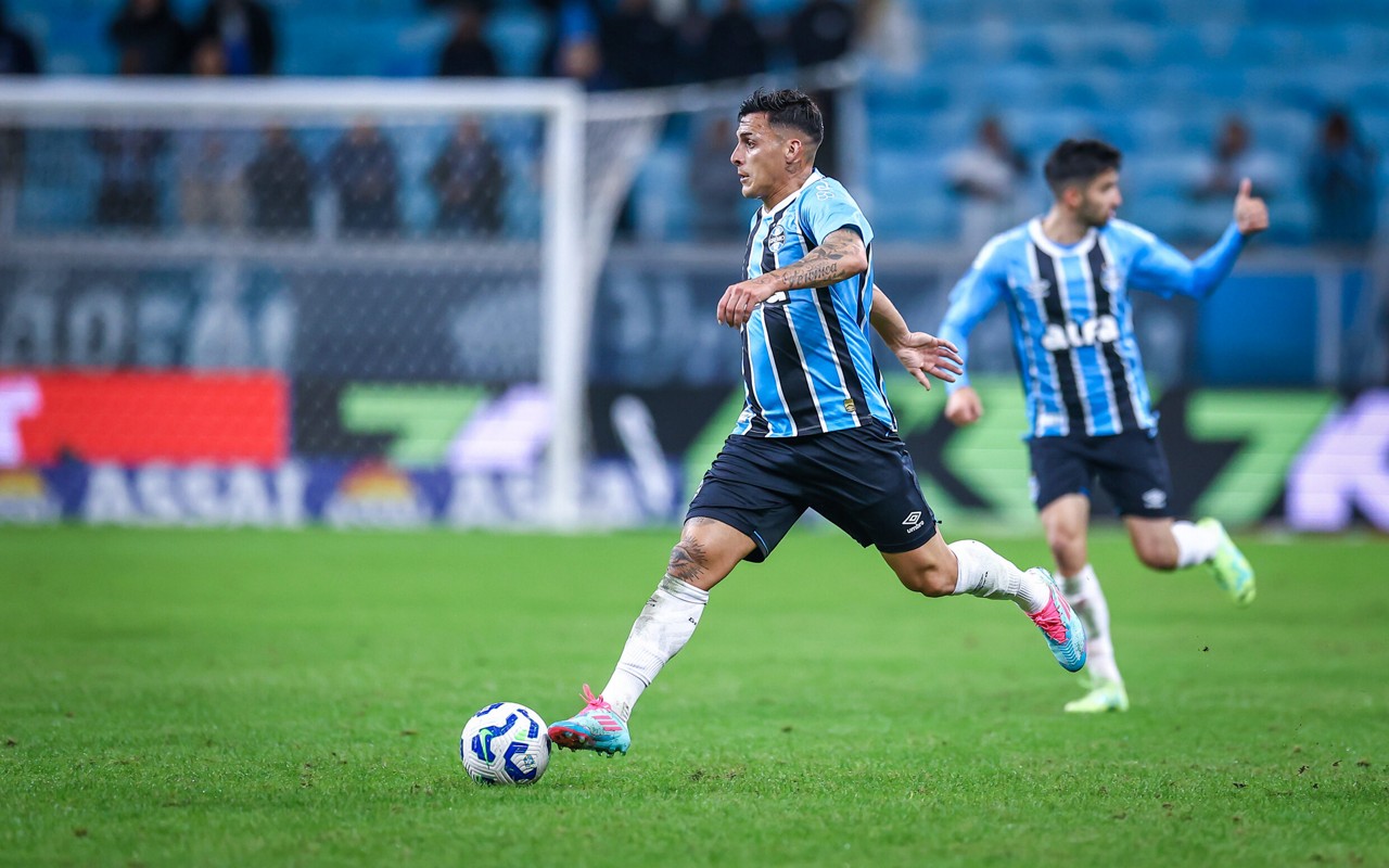 RS - FUTEBOL/CAMPEONATO BRASILEIRO 2025/GREMIO x CORINTHIANS - ESPORTES - Lance da partida entre Gremio e Corinthians isputada na noite desta quinta-feira, na Arena do Gremio, em partida valida pela Campeonato Brasileiro 2025. FOTO: LUCAS UEBEL/GREMIO FBPA