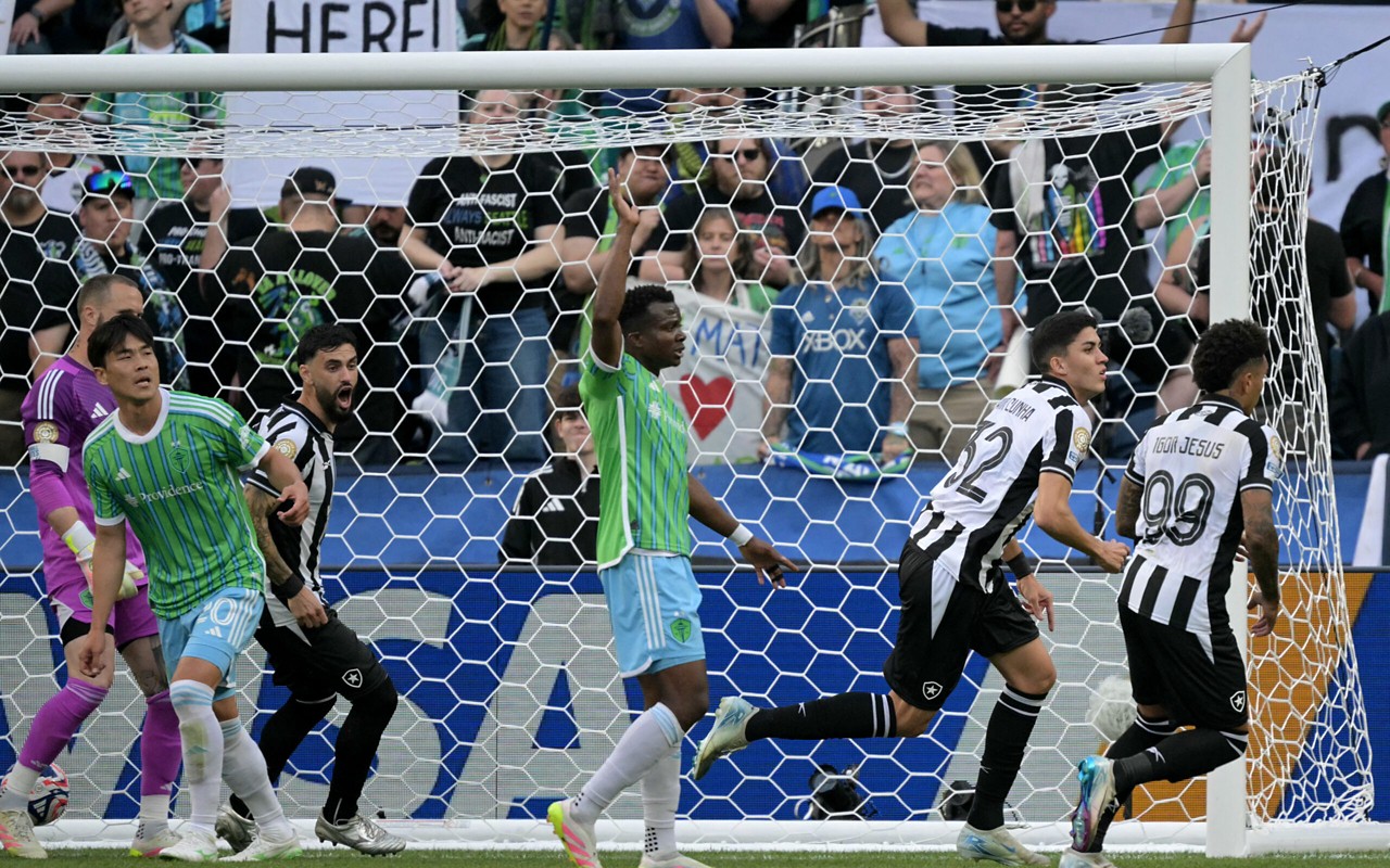 Botafogo's Brazilian defender #32 Jair Cunha celebrates after scoring the opening goal during the Club World Cup 2025 Group B football match between Brazil's Botafogo and US Seattle Sounders at the Lumen Field stadium in Seattle on June 15, 2025. (Photo by JUAN MABROMATA / AFP)