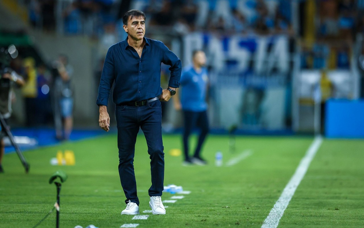 Gustavo Quinteros, técnico do Grêmio, reconheceu que o Grêmio não foi bem no primeiro tempo (Foto: Maxi Franzoi/AGIF)