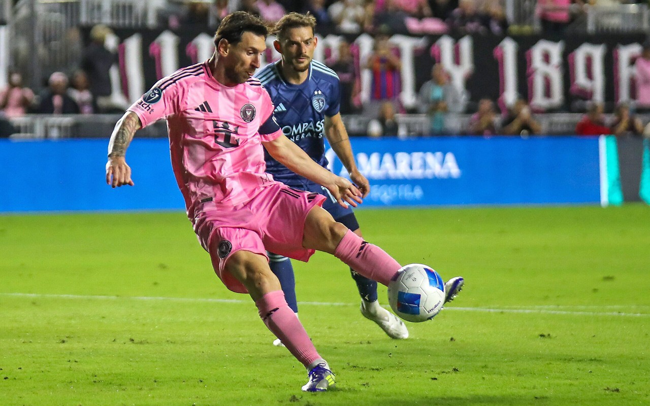 Messi marca gol de voleio pela Concachampions (Foto: Chris Arjoon/AFP)