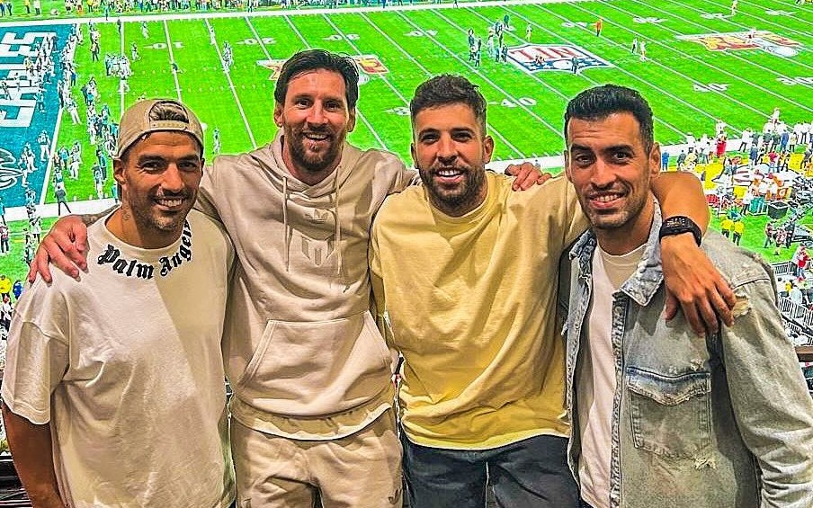 Luis Suárez, Lionel Messi, Jordi Alba e Sergio Busquets no Super Bowl LIX (Foto: Reprodução)