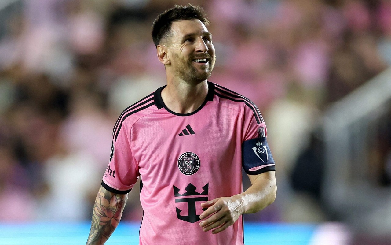 Messi em campo com a camisa do Inter Miami (Foto: Brennan Asplen/AFP)