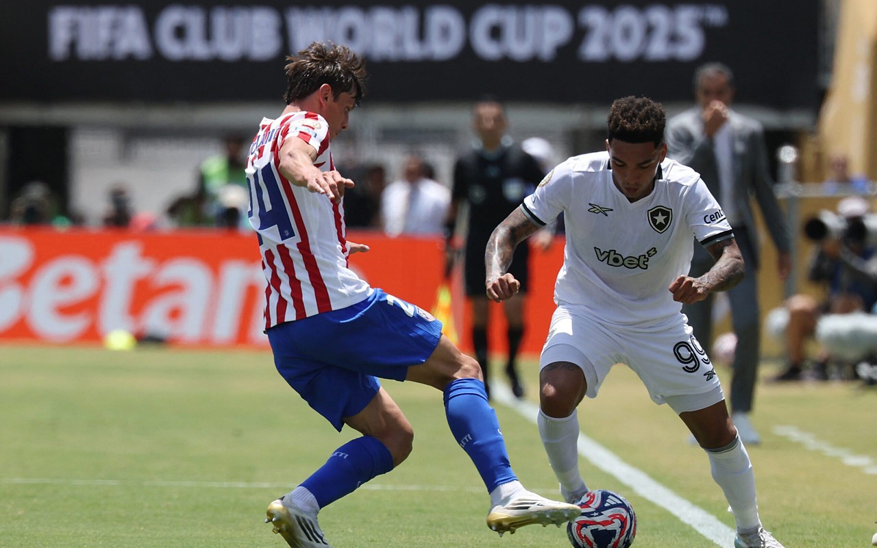 Igor Jesus em ação pelo Botafogo contra o Atlético de Madrid (Patrick T. Fallon / AFP)