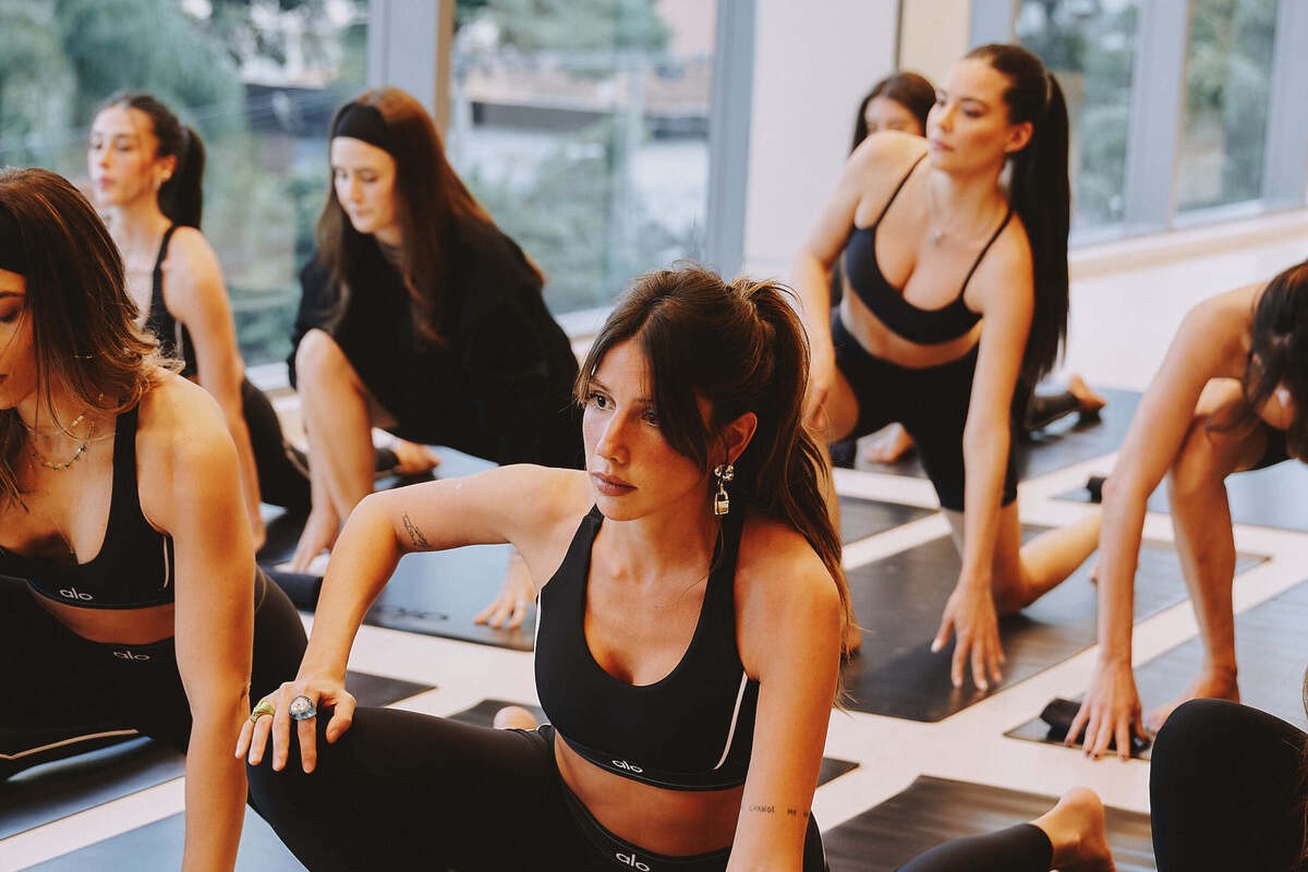 Aula de yoga exclusiva, comandada pela instrutora Carol Rache