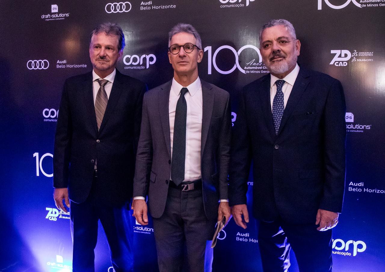 Durante o lançamento das comemorações dos 100 Anos do Automóvel Clube de Minas Gerais, em Belo Horizonte, Ragheb Hamade, presidente do Automóvel Clube; Romeu Zema, governador e presidente de honra do Automóvel Clube; e Sérgio Murilo Braga, primeiro vice-presidente do Automóvel Clube.