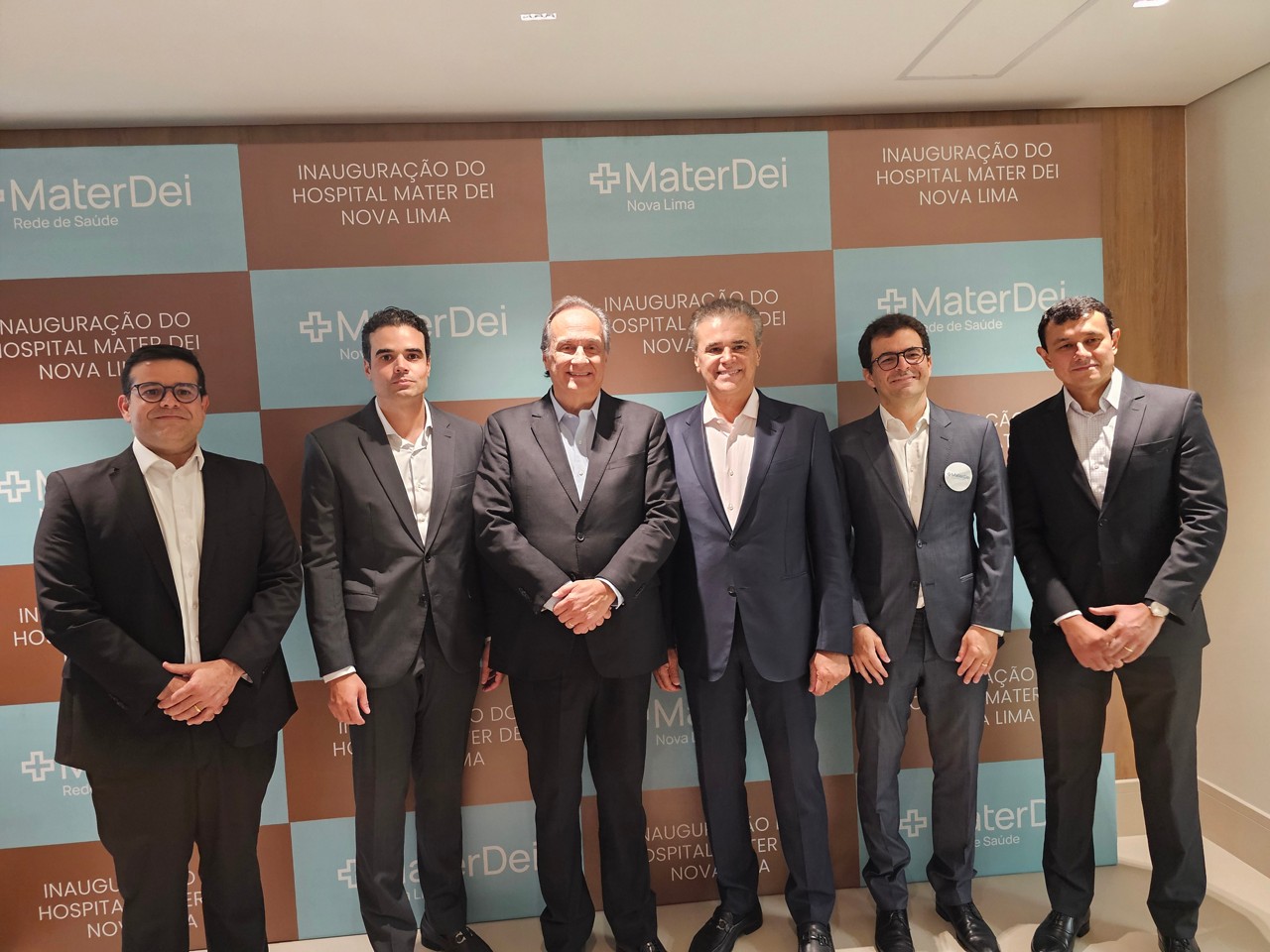 Da esquerda para a direita: Vinícius Cruz; o CEO da Rede Mater Dei de Saúde, José Henrique Dias Salvador; o presidente da Bradesco Seguros, Ivan Gontijo; o presidente do Conselho de Administração da Rede Mater Dei de Saúde, Henrique Salvador; o CFO da Rede Mater Dei, Rafael Cordeiro; e o presidente da Atlântica (Grupo Bradesco), Carlos Marinelli.