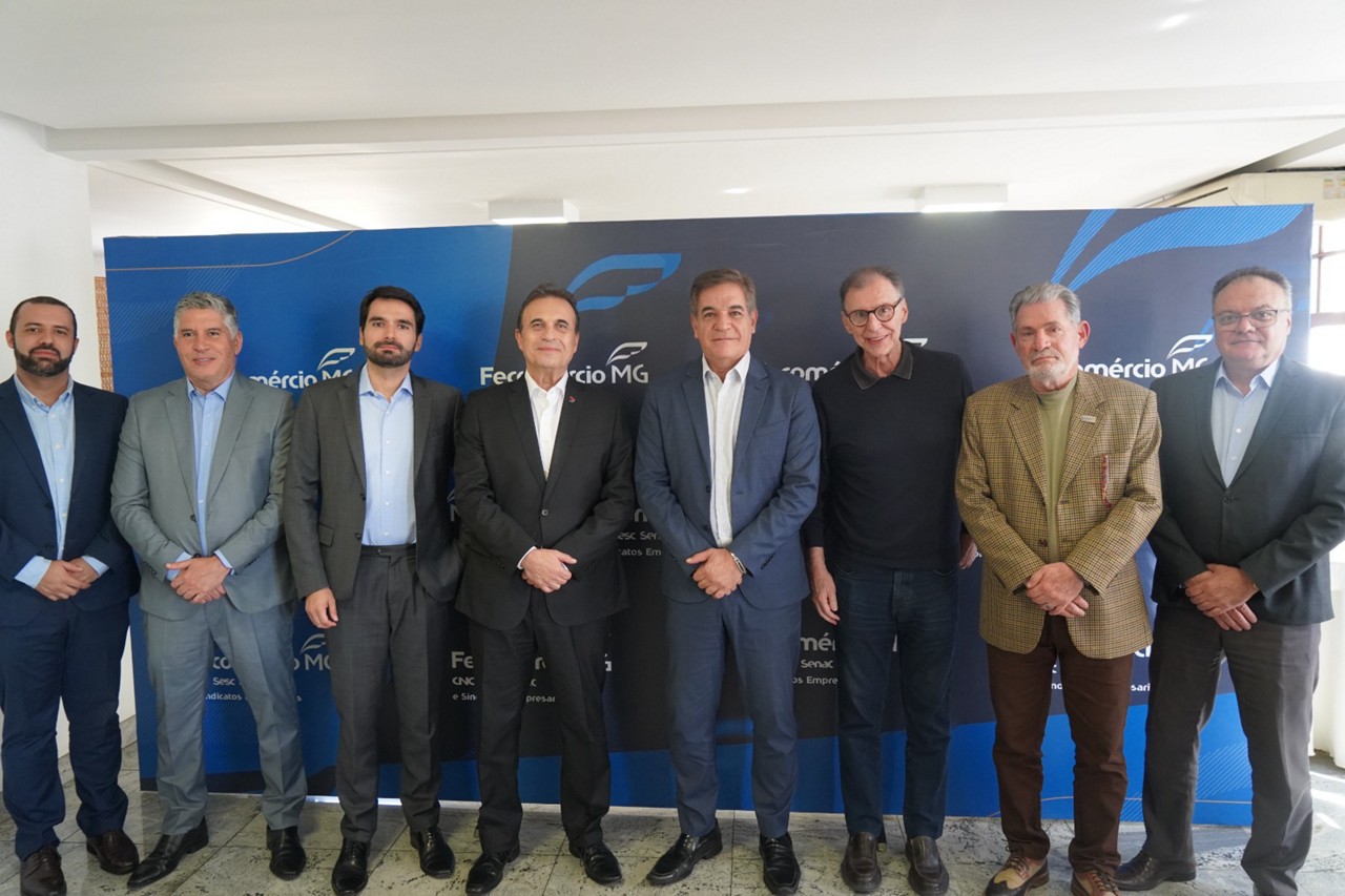 Na sede da Fecomércio MG, Izak Carlos da Silva, economista-chefe do BDMG; diretor do BDMG, Edmílson Gama; diretor do BDMG Alexandre Navarro; presidente do BDMG, Gabriel Viégas Neto; presidente da Fecomércio MG, Nadim Donato; Salvador Ohana, presidente do Sindilojas-BH & Região; Júlio Gomes Ferreira, presidente do Sindimaco Belo Horizonte; e André Coelho, presidente do Sindicomércio Santos Dumont. 