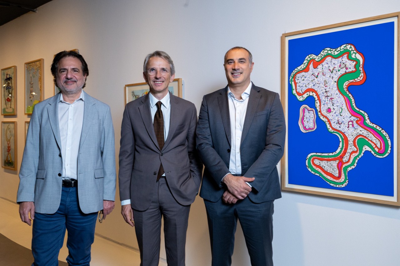 O presidente da Casa Fiat de Cultura, Massimo Cavallo; o Embaixador da França, Emmanuel Lenain; e Emanuele Cappellano, presidente da Stellantis para a América do Sul, durante abertura da exposição na Casa Fiat de Cultura, em Belo Horizonte.