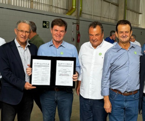 O presidente da CCPR, Marcelo Candiotto; o presidente do Sistema Faemg, Antônio de Salvo; o secretário de Agricultura, Pecuária e Abastecimento de Minas Gerais, Thales Fernandes;  e o deputado estadual Antônio Carlos Arantes durante inauguração da fábrica da CCPR em Curvelo.