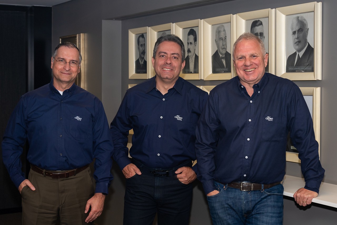 Lideranças da Cedro Textil: Fábio Mascarenhas, diretor financeiro; o CEO Marco Antônio Branquinho, e o diretor comercial Luis César Guimarães comemoram a longevidade da companhia. 