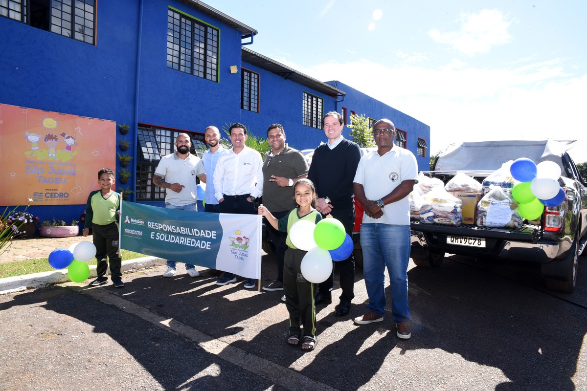 Walison Christiano (diretor tesoureiro do sindicato Metabase); Thiago Almeida (fundador da creche); Lucas Kallas (presidente do Conselho da Cedro Participações); André Viana (presidente do sindicato Metabase), Eduardo Couto (vice-presidente Jurídico e Institucional da Cedro) e Luiz Carlos Araújo (vice-presidente do sindicato Metabase), junto a uma aluna da creche.
