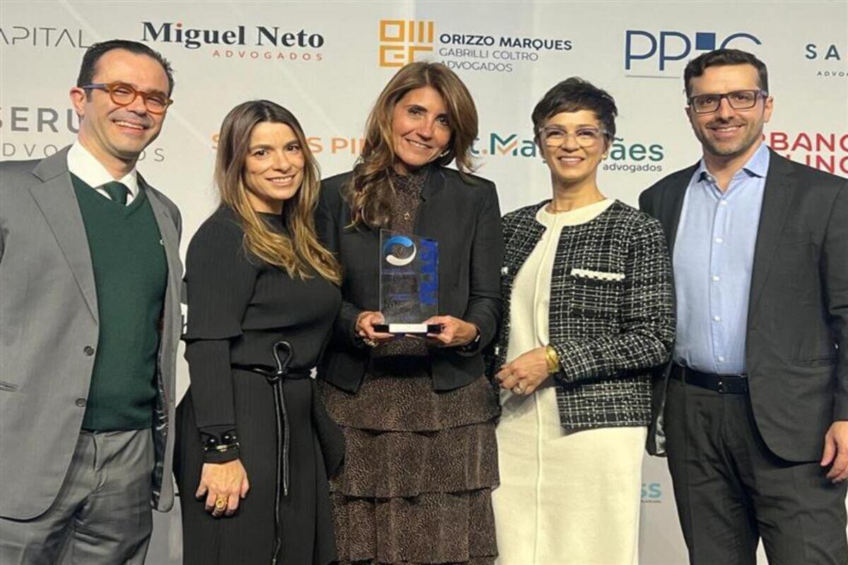 A vice-presidente de Finanças e Relação com Investidores da Cemig, Andrea Almeida, recebeu o Prêmio FILASA 2025 – Finance & Law Summit and Awards, na categoria "Melhor Departamento Financeiro Infraestrutura e Energia". A executiva foi acompanhada pelo superintendente de Gestão de Finanças Corporativas da empresa, Flávio de Almeida Araújo (à direita na foto), e da equipe jurídica da Cemig, que foi finalista em outra categoria da premiação.