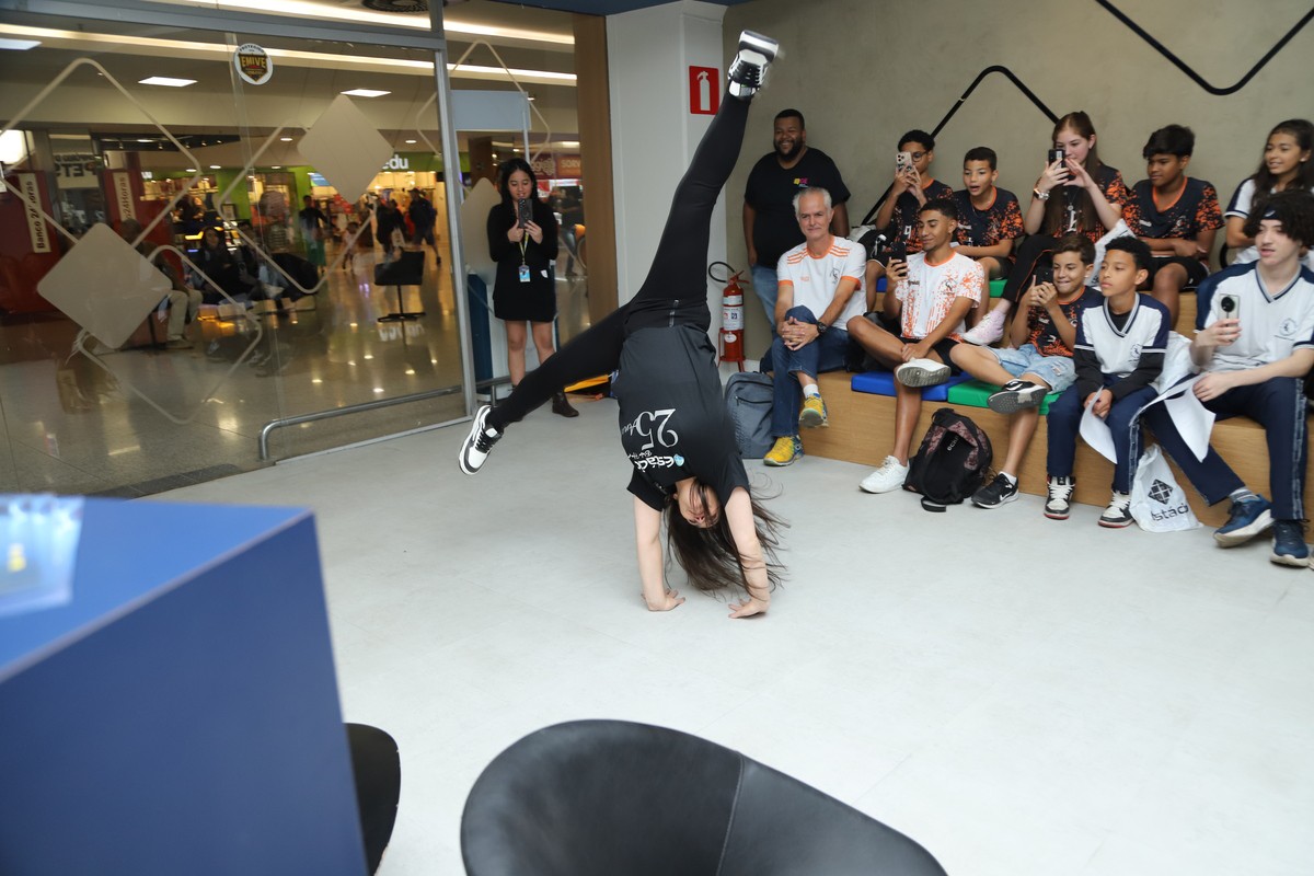 A ginasta Daniele Hypolito demonstra um tipo da ginástica olímpica a alunos de escolas públicas na região do Barreiro, em BH