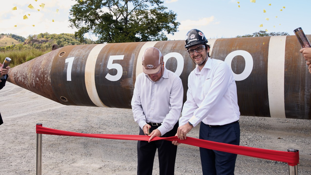 Humberto Zica, CEO da Delp, comemora a entrega da estaca torpedo para a Petrobras com fabricação na indústria de Minas Gerais.