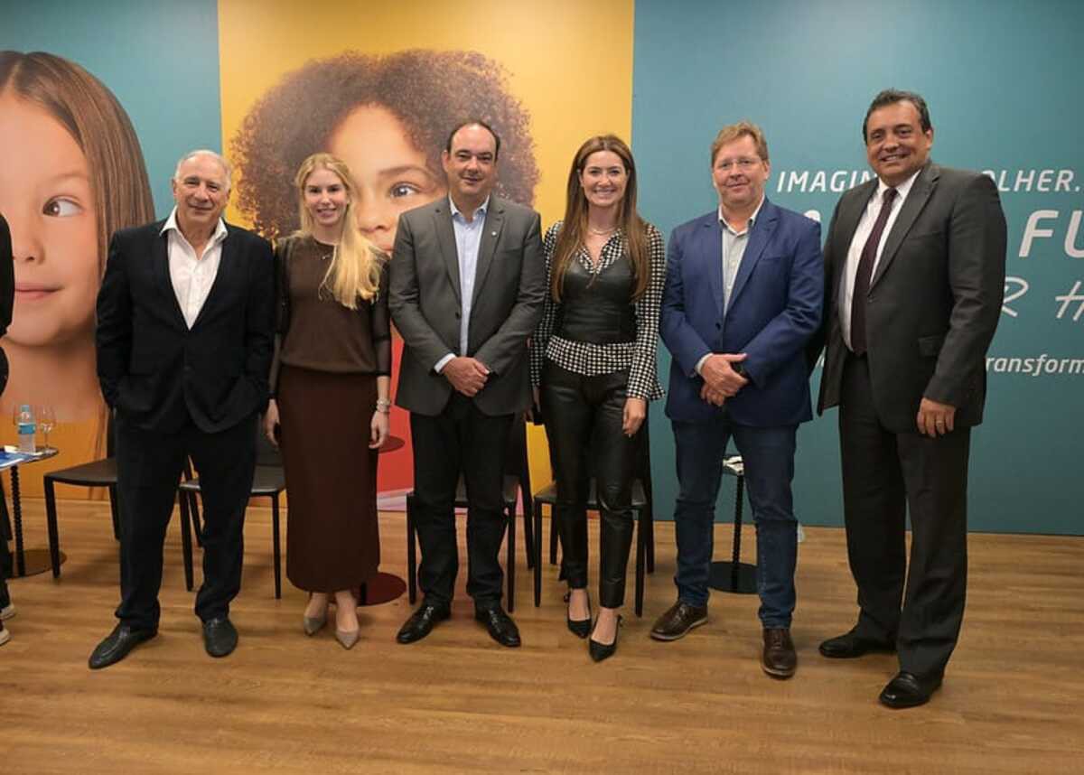 Marcos Vinicius Savoi, presidente do Sindicato das Empresas de Coleta, Limpeza e Industrialização do Lixo (Sindlurb); Laila Katina da área de Desenvolvimento Sindical da Fiemg; presidente da Fiemg, Flávio Roscoe; deputada federal Greyce Elias; Guilherme Abrantes, primeiro diretor financeiro da Fiemg; e o presidente do Sinduscon-MG, Raphael Lafetá