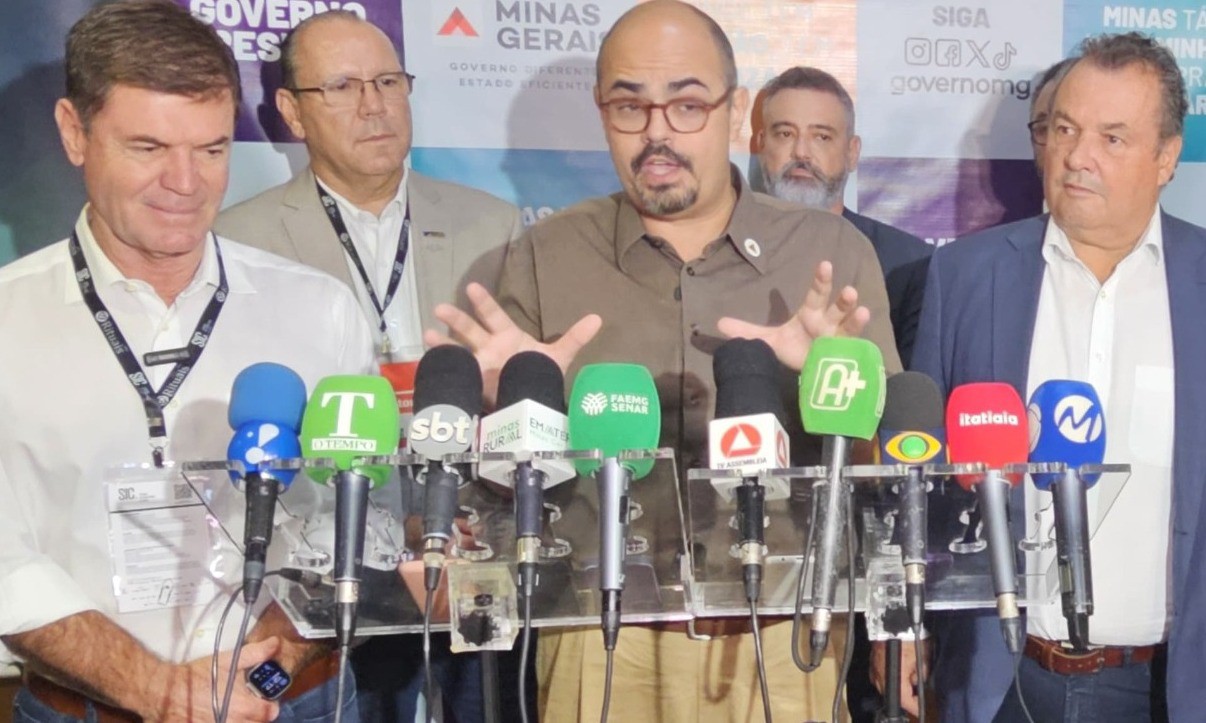 Durante a abertura da Semana Internacional do Café (SIC), jornalistas conversam com o presidente do Sistema Faemg Senar, Antônio de Salvo; vice-governador Matheus Simões; secretário Thales Fernandes e o presidente do Sebrae Minas, Marcelo de Souza e Silva.