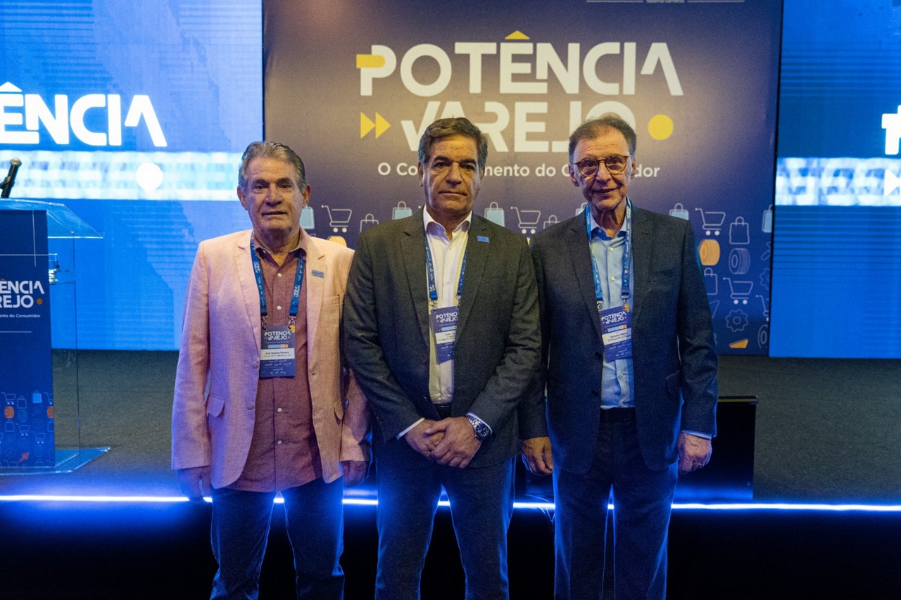 À esquerda, Júlio Gomes, vice-presidente da Fecomércio MG e presidente do Sindicato do Comércio Varejista e Atacadista de Material de Construção, Tintas, Ferragens e Maquinismos de Belo Horizonte e Região (Sindimaco). Ao centro, Nadim Donato, presidente do Sistema Fecomércio MG, Sesc e Senac e Salvador Ohama, presidente em exercício do Sindicato dos Lojistas de Belo Horizonte (Sindilojas BH).