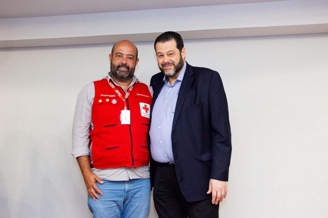O presidente da CVB-MG, Ricardo Márcio de Oliveira, e o presidente da Feluma, Dr. Wagner Eduardo Ferreira, fecham acordo para uso do prédio da Cruz Vermelha, nos próximos 20 anos, pela Faculdade Ciências Médicas