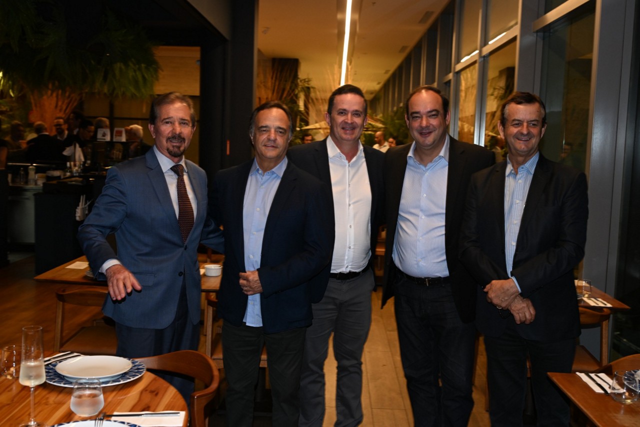 Em jantar da Federação das Indústrias do Estado de Minas Gerais (Fiemg), o deputado estadual Doutor Maurício (Novo); deputado estadual Mauro Tramonte (Republicanos); deputado estadual Oscar Teixeira (PP); o anfitrião da noite, Flávio Roscoe, presidente da Fiemg; e o deputado estadual Antônio Carlos Arantes (PL).