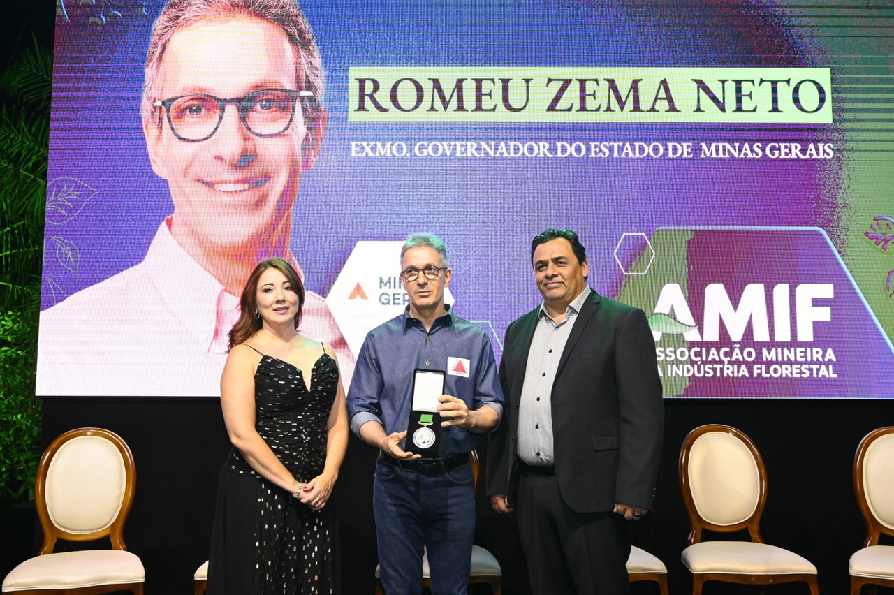  Na entrega da Comenda Protagonismo Florestal Mineiro 2024 pela Amif, a presidente da associação, Adriana Maugeri; um dos agraciados, o governador Romeu Zema; e Edimar de Melo Cardoso, presidente do Conselho Deliberativo da Amif. 