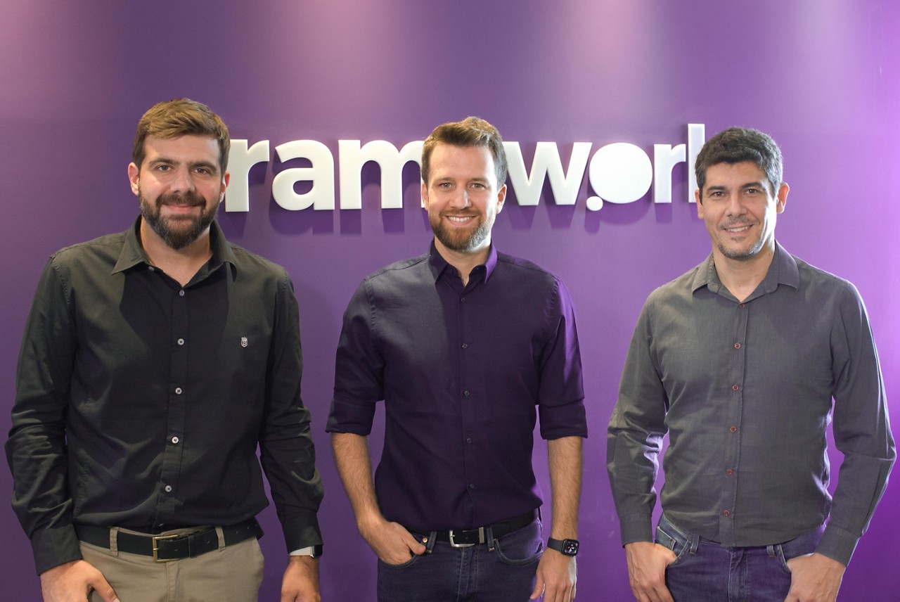 André Dib, CEO da Framework Digital, ao lado de Leonardo Barros e Giovanni La Porta, cofundadores da companhia.