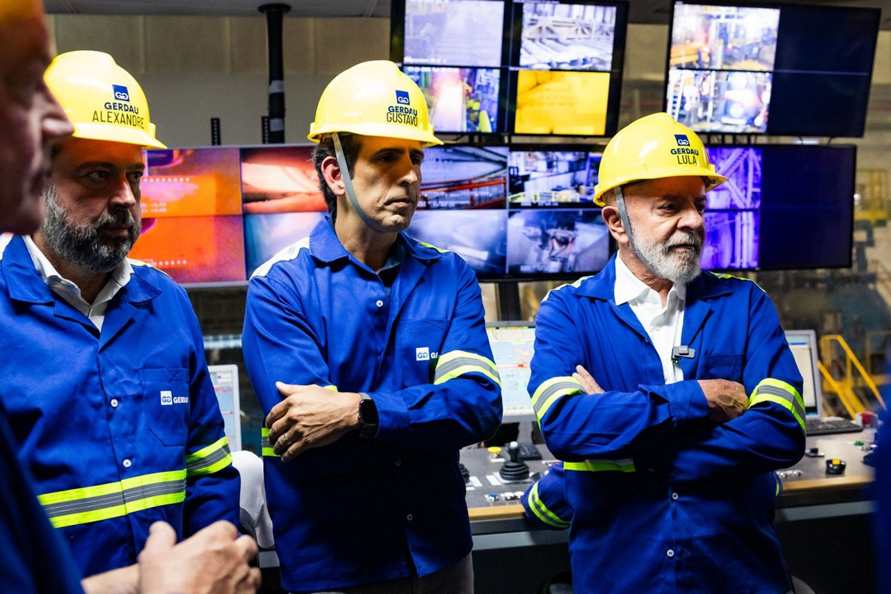 André Gerdau Johannpeter, presidente do Conselho de Administração da Gerdau; Alexandre da Silveira, ministro de Minas e Energia; o CEO da Gerdau, Gustavo Werneck; e o presidente Luiz Inácio Lula da Silva que ouve atentamente as explicações sobre a expansão do laminador de bobinas a quente na Usina Gerdau Ouro Branco (MG) que aconteceu na última terça-feira.