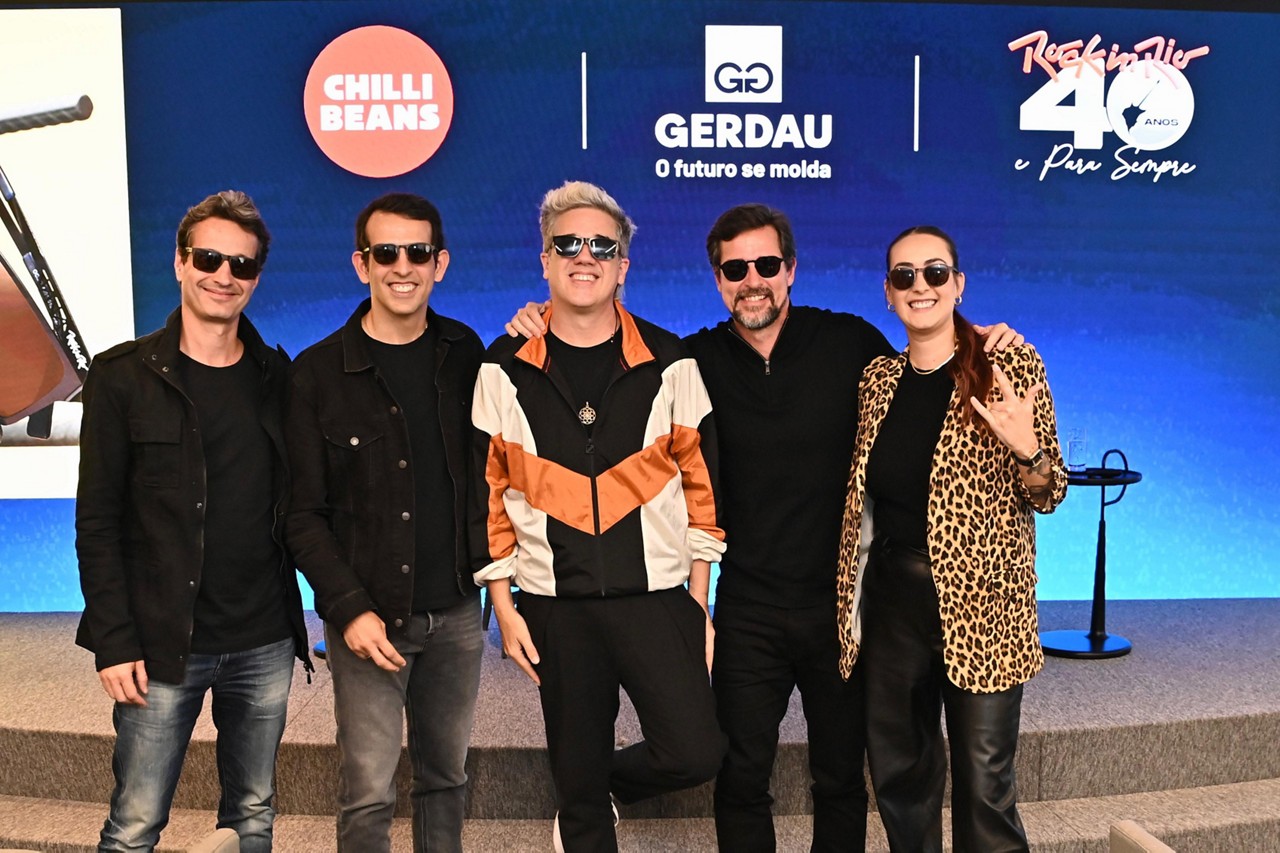 Na renovação da parceria entre a Gerdau e o Rock in Rio 2024, o vice-presidente de marketing e parcerias do Rock in Rio, Rodolfo Medina; o CEO da Gerdau, Gustavo Werneck; o cantor Rogério Flausino, vocalista do Jota Quest;  o CEO da Rock World, Luís Justo; e a coordenadora de licenciamento da Chilli Beans, Alessandra Valini: todos usando óculos da Chilli Beans com aço da Gerdau que vai doar 20% do valor de cada venda para o projeto Favela 3D. 
