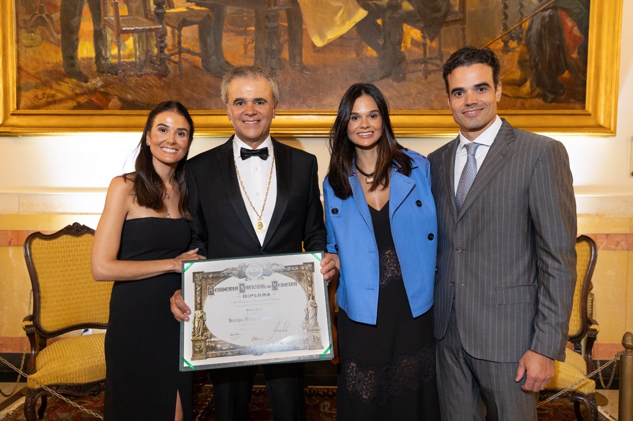 O novo imortal da Academia Nacional de Medicina, o médico Henrique Salvador rodeado pelos filhos Anna, Julia e José Henrique.