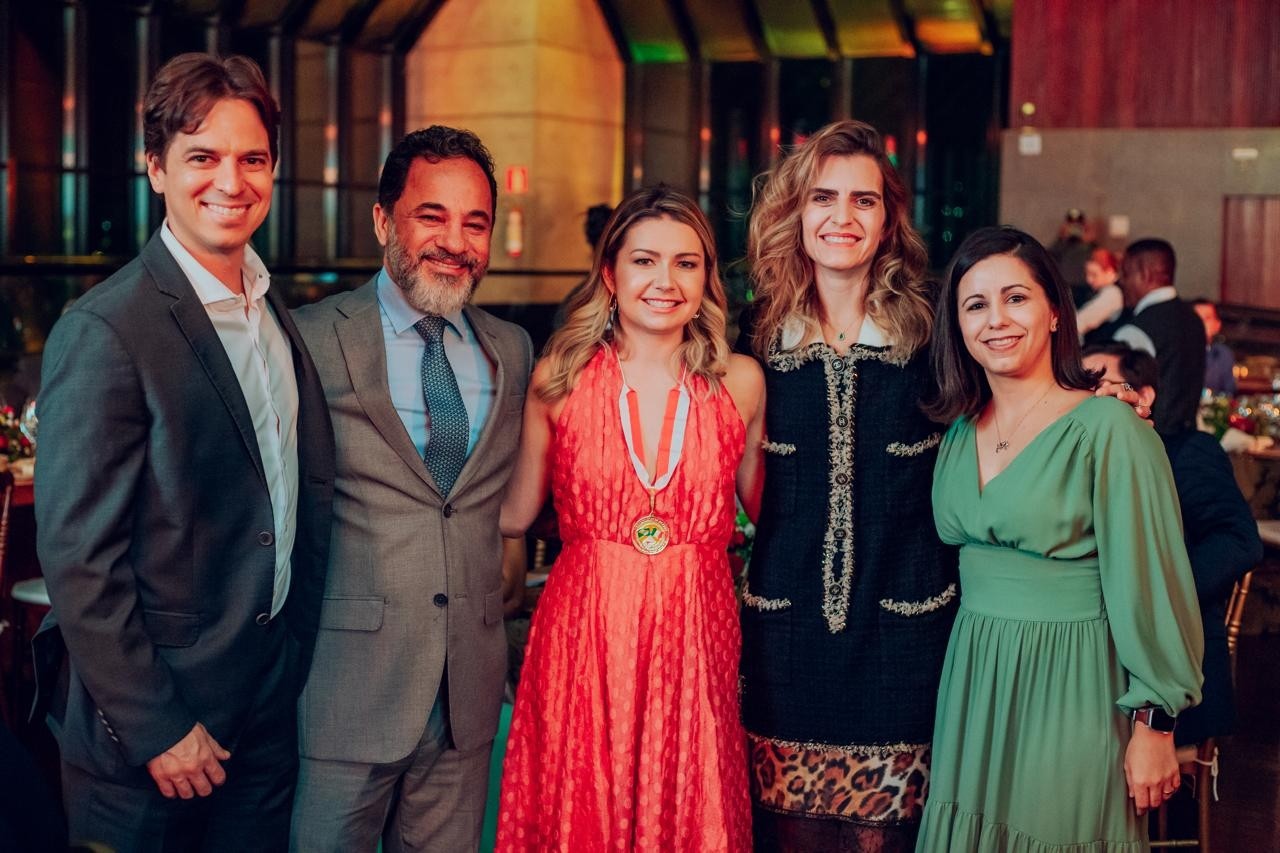  Durante o jantar de condecoração da Medalha Italia Affari 2024, concedida pela Câmara de Comércio Italiana de Minas Gerais a personalidades italianas e brasileiras, Guilherme Kubitz; o prefeito de Itabira, Marco Antônio Lage; a vice-presidente do Grupo SADA, Daniela Medioli, que foi uma das homenageadas com a medalha; a primeira-dama de Itabira Raquell Guimarães; e a vice-presidente do Grupo SADA, Marina Medioli.