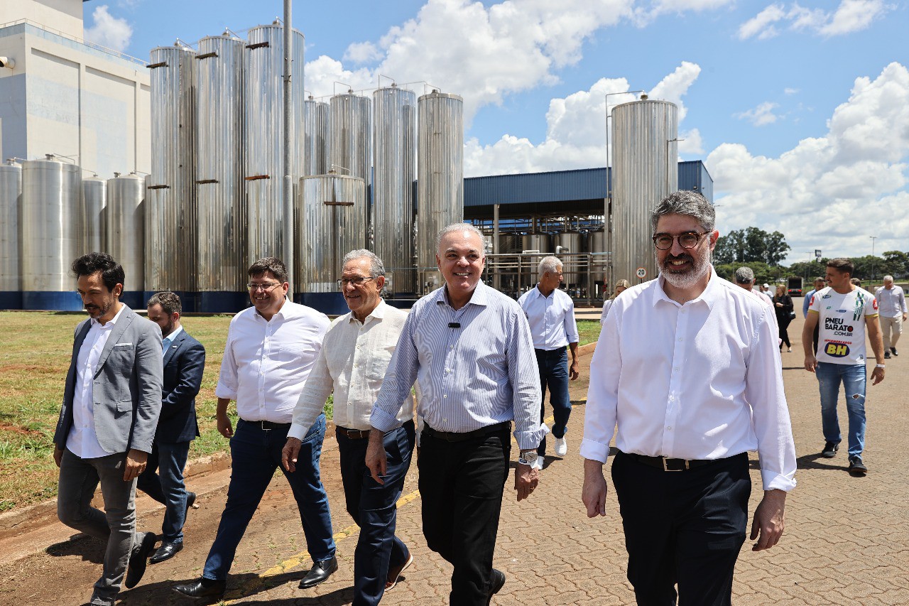 Da direita para a esquerda: Paul Grasset (CEO da Itambé), Paulo Sérgio (Prefeito de Uberlândia), Marcelo Candioto (Presidente da Cooperativa Central do Produtores Rurais-CCPR), Roosevelt Júnior (CEO da Lactalis Brasil), Fabiano Alves (Secretário Municipal de Desenvolvimento Econômico e Inovação) e João Paulo Braga (Diretor-Presidente da Invest Minas). 