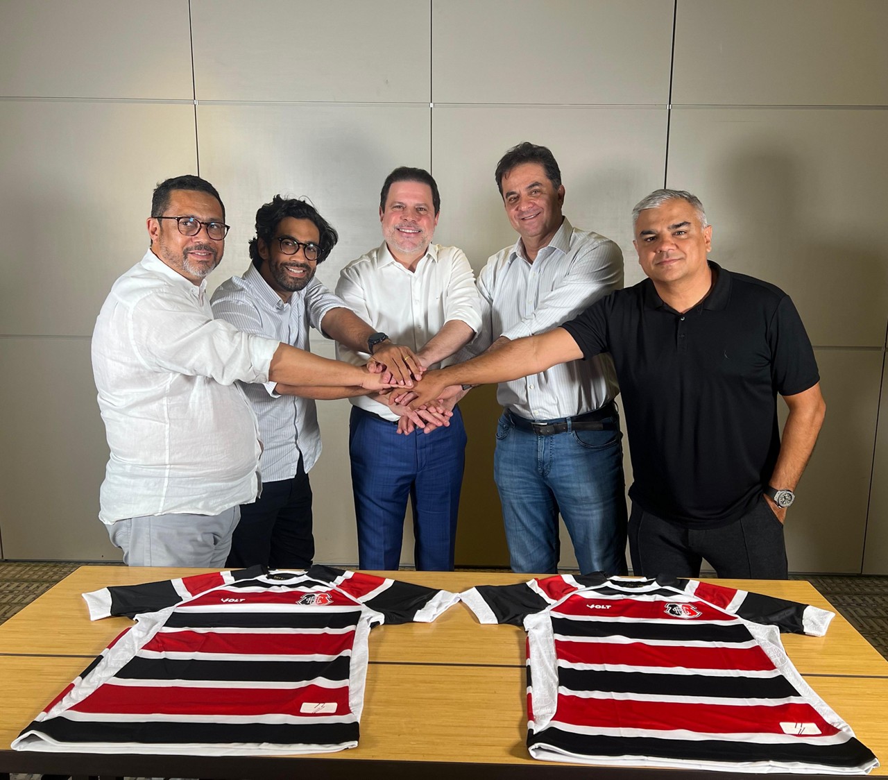 Da esquerda para a direita, Adriano Lucena, presidente da Comissão Patrimonial do Santa Cruz;  Victor Pessoal de Melo, presidente do Conselhor Deliberativo do Santa Cruz;  Bruno Rodrigues, presidente do Santa Cruz;  Marcio Cadar, gestor da SAF do Santa Cruz; Vinicius Diniz, gestor da SAF do Santa Cruz