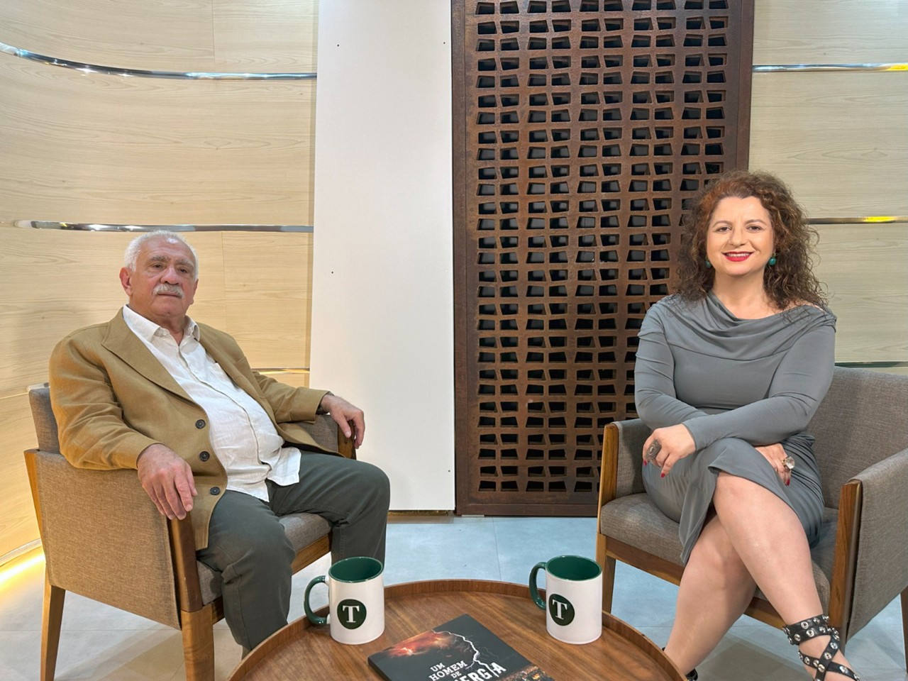 Ailton Ricaldoni, fundador da Nanum Nanotecnologia, e a jornalista Helenice Laguardia durante gravação do décimo episódio da Temporada Minas S/A Gestão & Marca. 