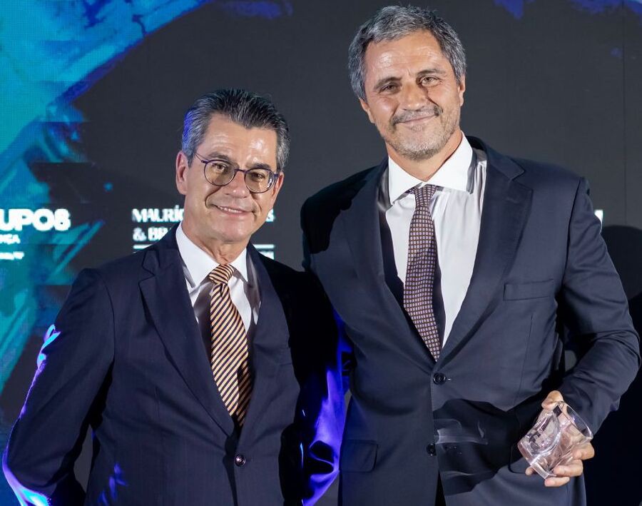 O vice-presidente da Câmara de Comércio e Indústria Luso-Brasileira, Maurício de Oliveira Campos Júnior e o CEO da Sovena, Jorge de Melo, na entrega do Prêmio Aproxima Portugal-Brasil, em Lisboa.