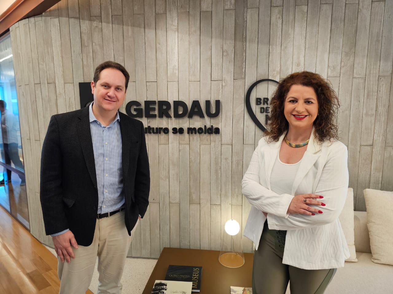 Pedro Torres, diretor de comunicação e relações institucionais da Gerdau; e a colunista Helenice Laguardia na gravação da temporada Minas S/A Gestão & Marca.