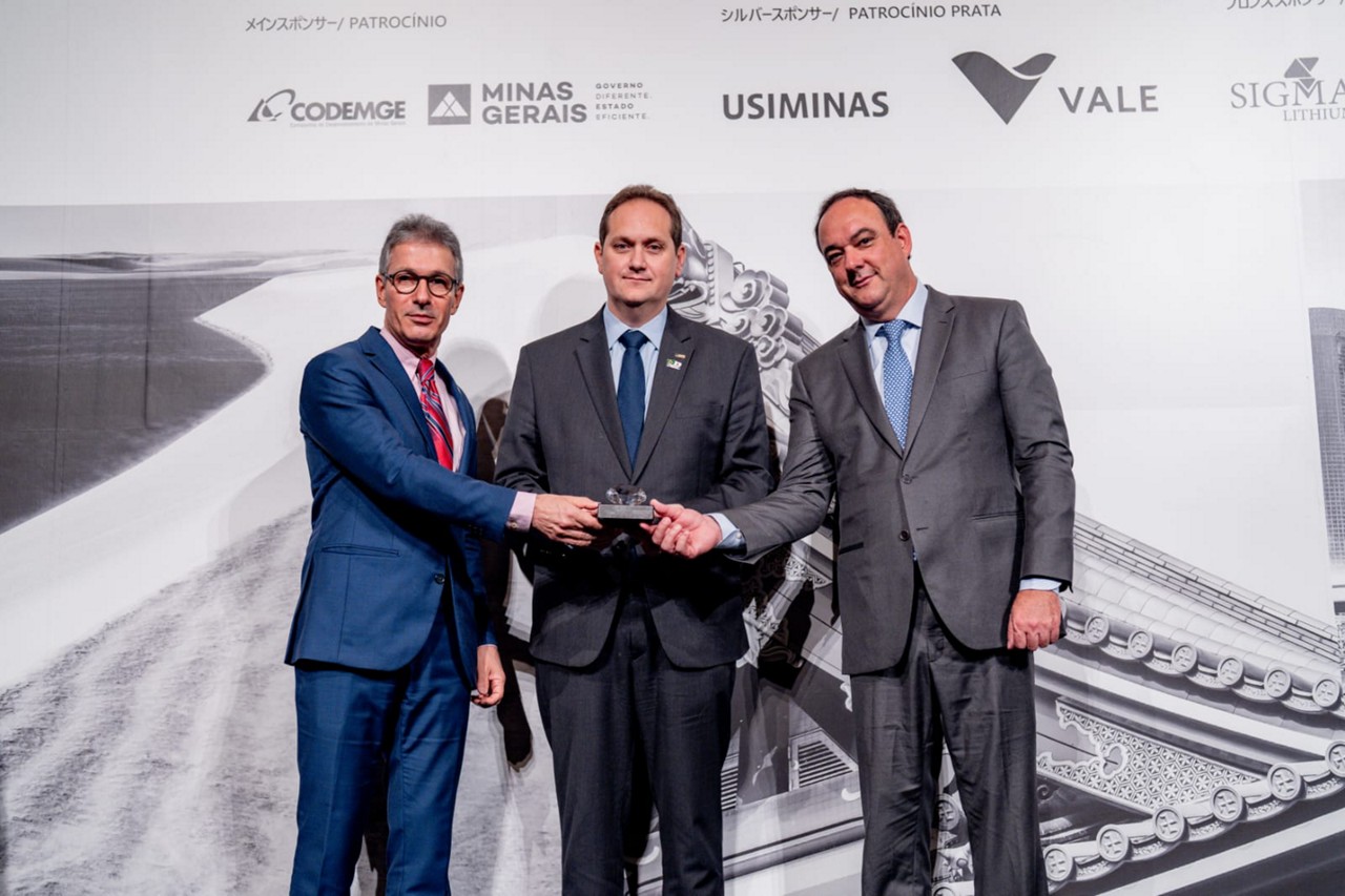 Pedro Torres, da Gerdau, recebe Troféu Empresário Portador de Futuro 2025 das mãos do governador de Minas, Romeu Zema, e do presidente da Fiemg, Flávio Roscoe.