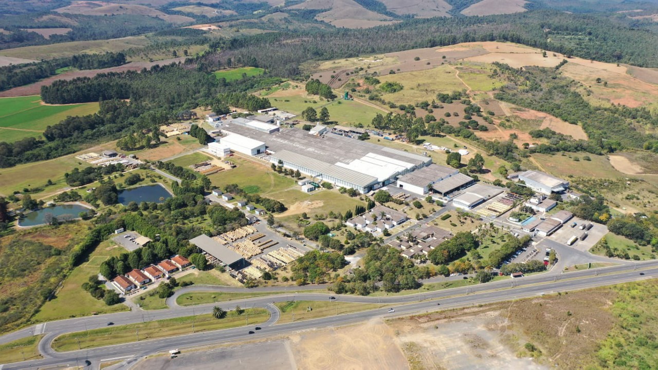 Programa Elas na Industria vai contratar 30 mulheres para reforçar o time da fábrica em Poços de Caldas