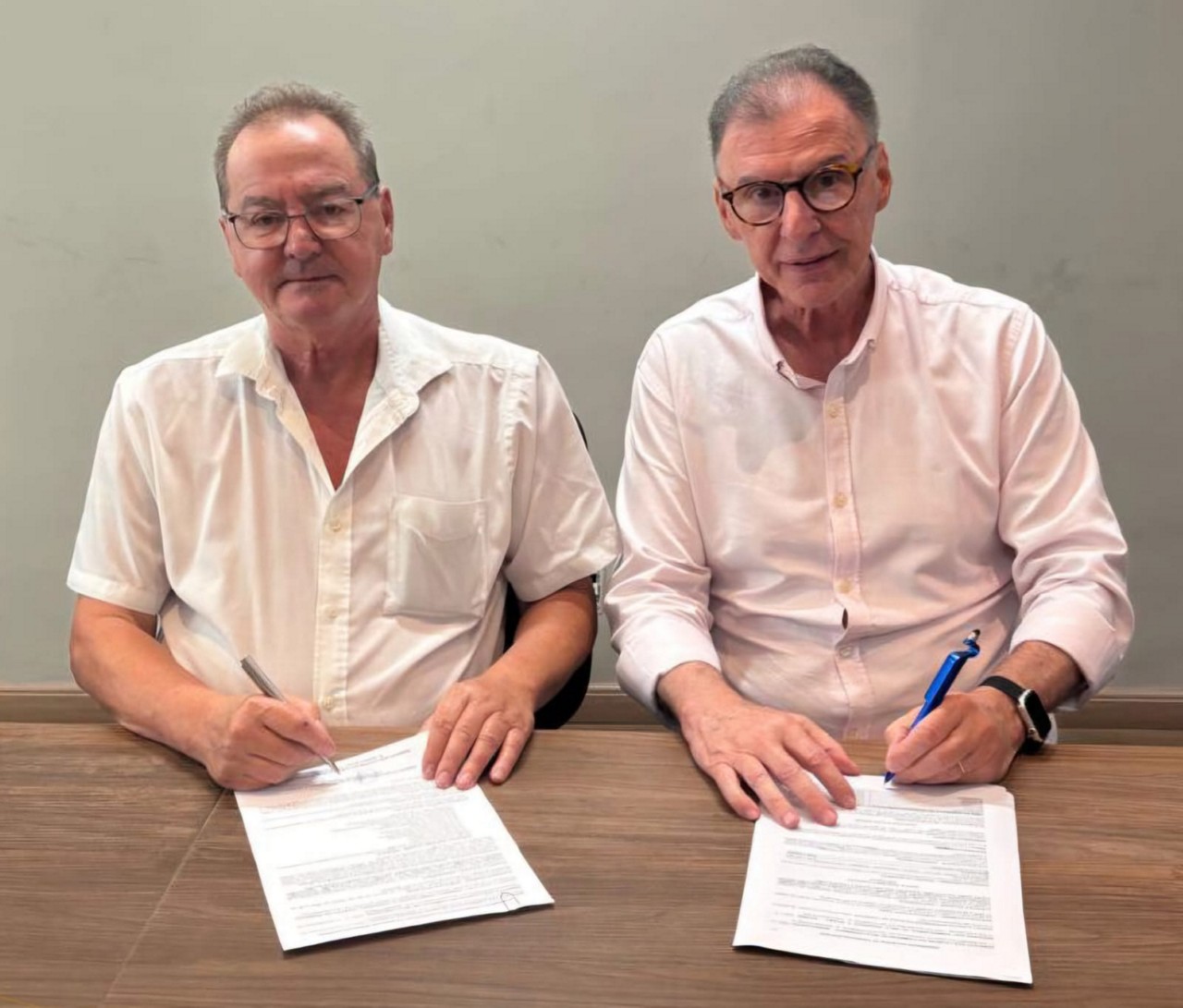 Na assinatura da nova convenção coletiva, à esquerda, o presidente do Sindicato dos Comerciários de Belo Horizonte e Região, João Periard, e o presidente do Sindilojas BH & Região, Salvador Ohana. 