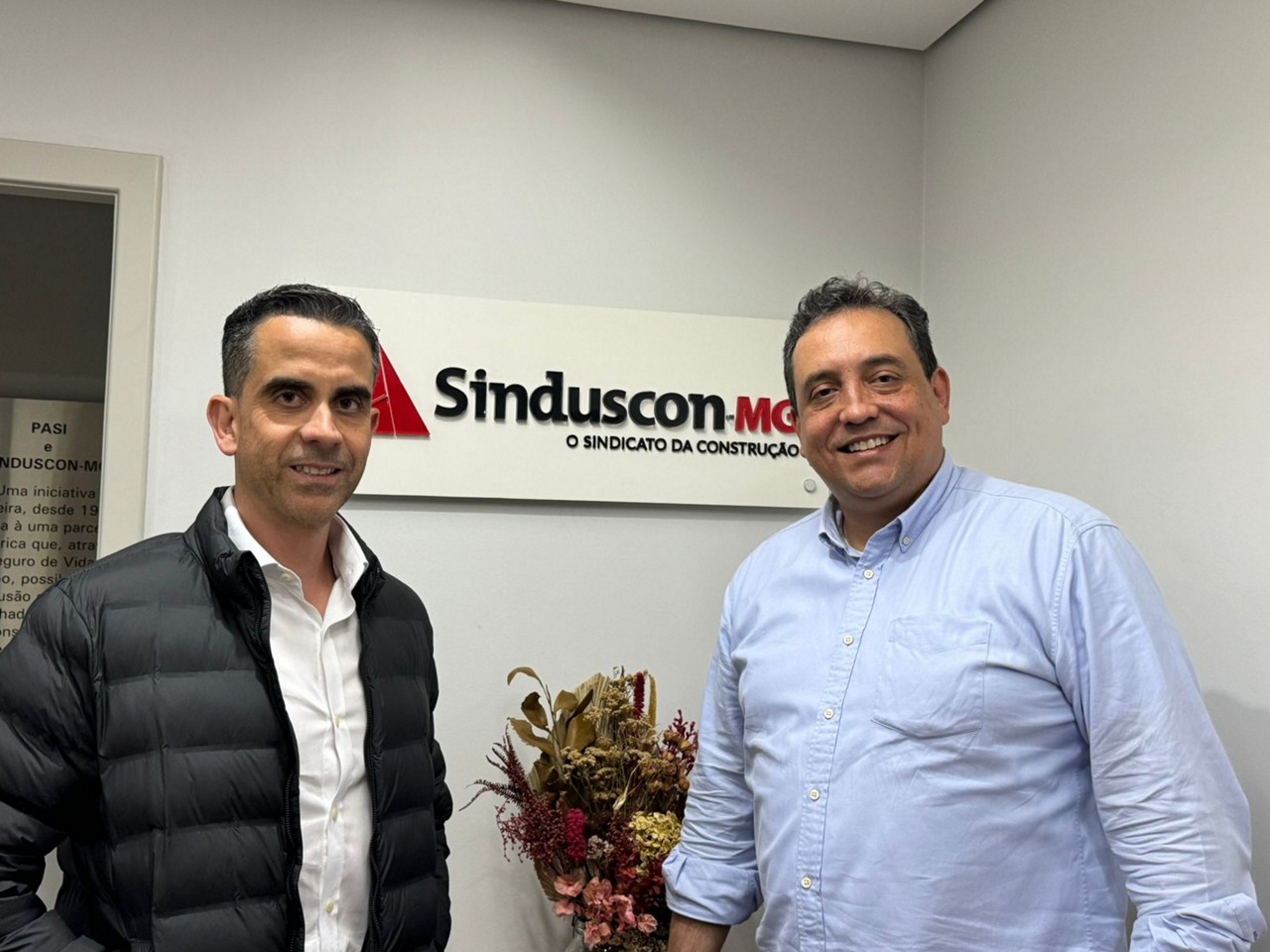 O vice-presidente Bruno Magalhães e o novo presidente do Sinduscon-MG Raphael Lafetá comemoram a vitória na eleição do sindicato em Belo Horizonte.