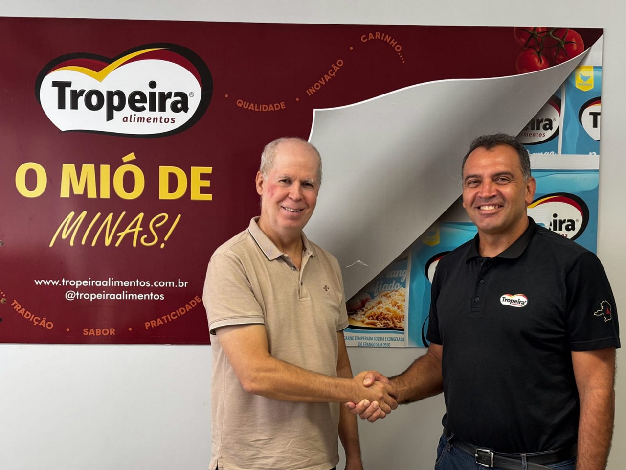 Antônio Braga a o bastão para Ricardo Salera que é o novo CEO da Tropeira Alimentos, indústria mineira instalada em Contagem.