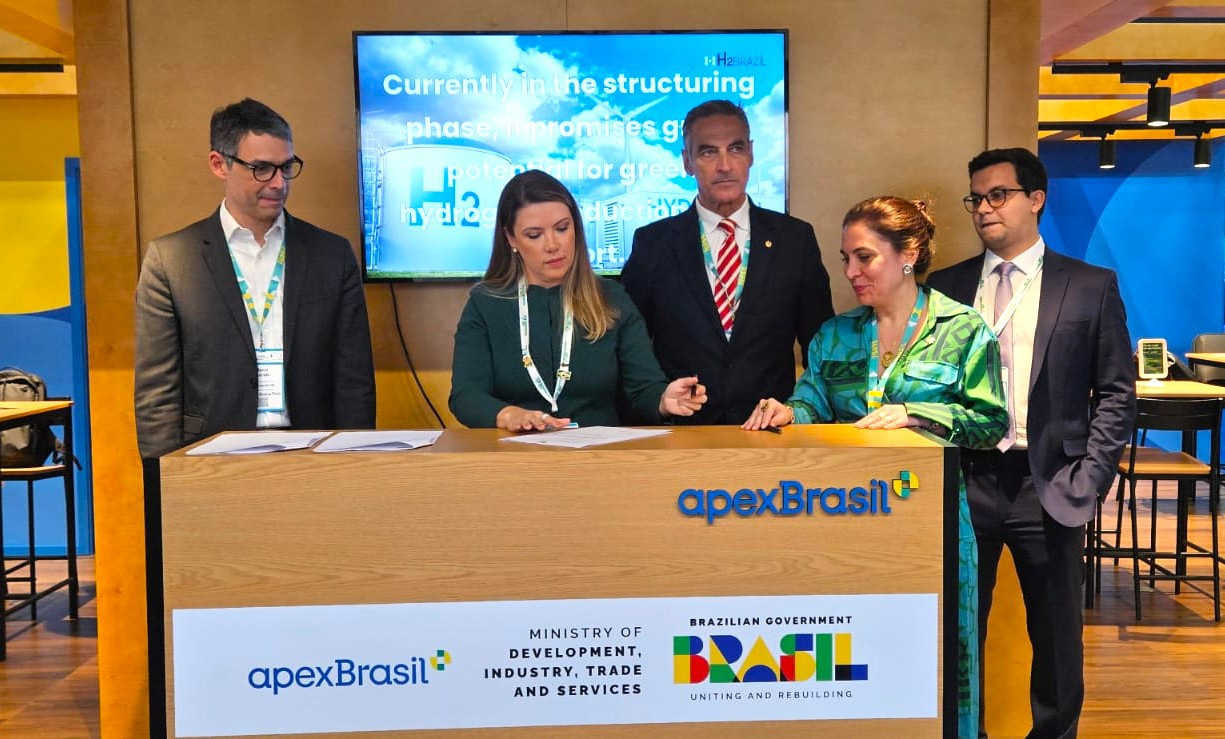 Na  do contrato, ApexBrasil, Prefeita de Uberaba Elisa Araújo, Pedro Caçorino e Nathália Ervedosa da H2Brasil e Secretário Celso Neto
