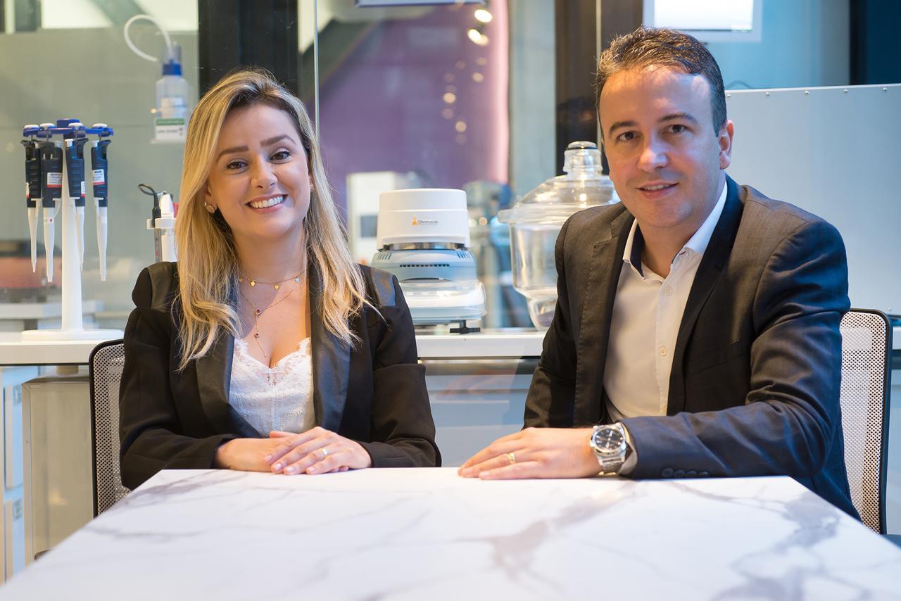 Poliana Tamietti e o CEO da Yeva Cosmétiques, Alessandro Carvalho Tamietti