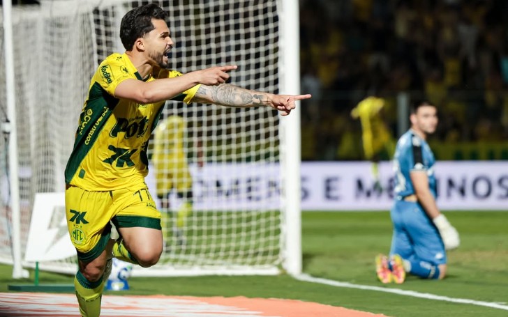 Alesson comemorando o gol da vitória do Mirassol sobre o Vasco (Foto: JP Pinheiro / Agência Mirassol)