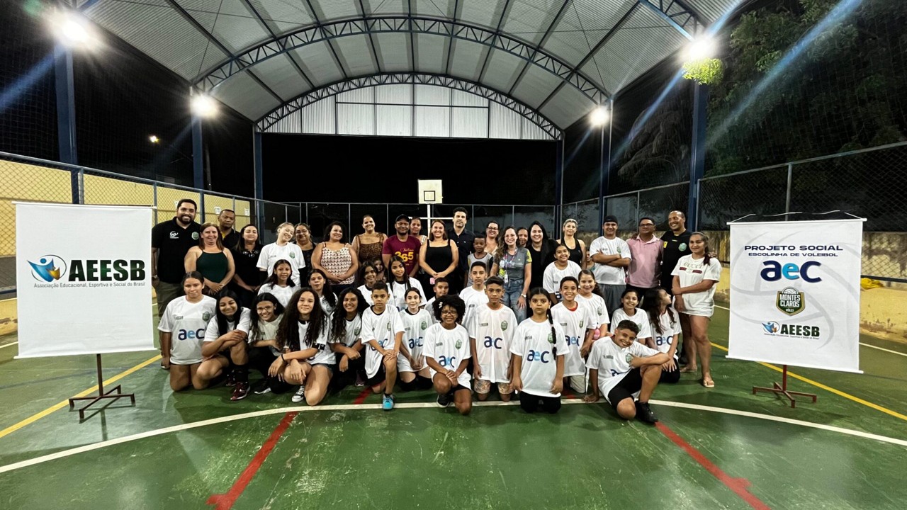 MOC Vôlei e AEESB, em parceria com a AeC, entregam uniformes do projeto social e reforçam a prática esportiva
