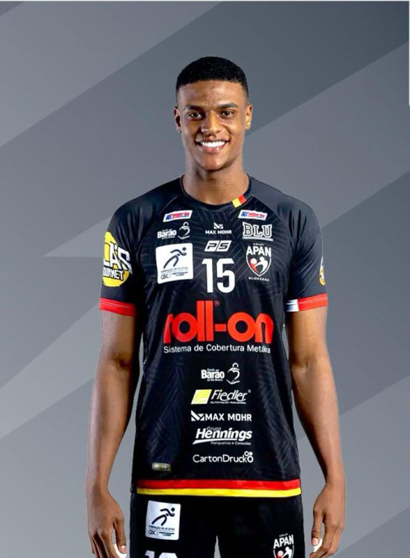 MOC Vôlei fecha com o ponteiro Hiago Bueno