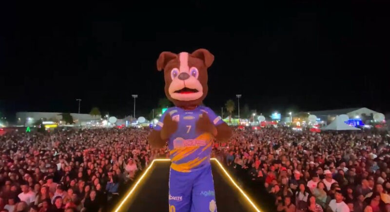 Mocão, mascote do Montes Claros Vôlei, presenteia o público e agita Expomontes nos 168 anos da cidade