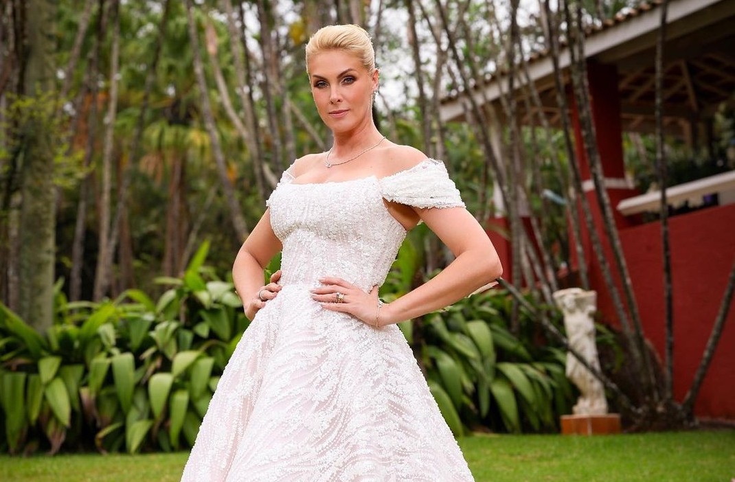 Ana Hickmann usou vestido de 100 mil pérolas em noivado com Edu Guedes